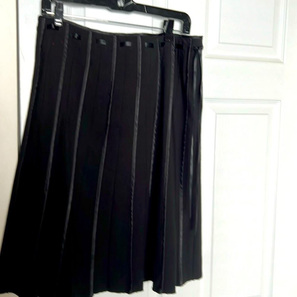 Women’s skirt black with ribbon
